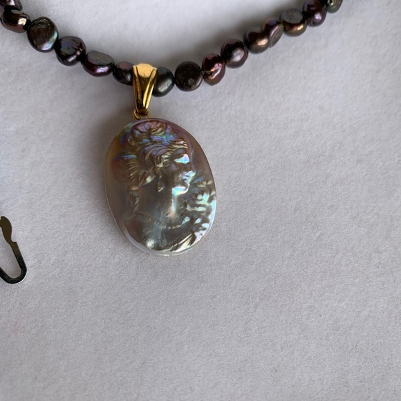 Freshwater Pearl with mother of Pearl pendant / cameo necklace and bracelet set - Picture 6 of 7